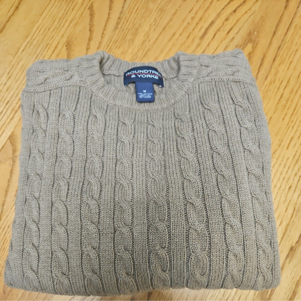 Roundtree & Yorke Men’s Tan Cable Knit Sweater Size Medium. Cotton. EUC.